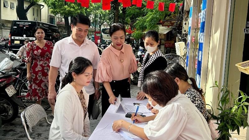 Phường Hoàn Kiếm tổ chức khám sức khỏe sinh sản cho cán bộ, công chức, người lao động nữ