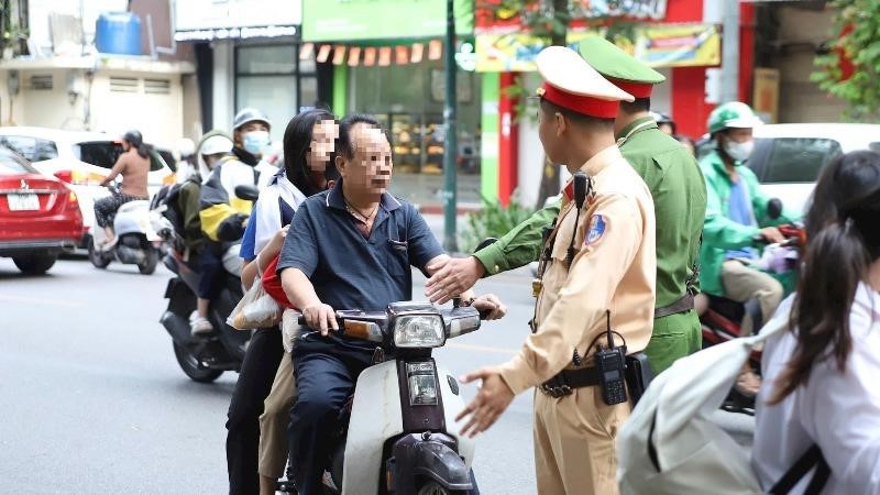 Phụ huynh làm gương, con trẻ mới hình thành ý thức chấp hành an toàn giao thông