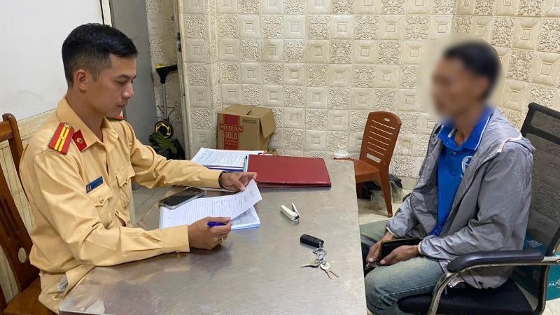 Hà Nội: Phát hiện lái xe khách dương tính với ma túy trên đường Cầu Diễn