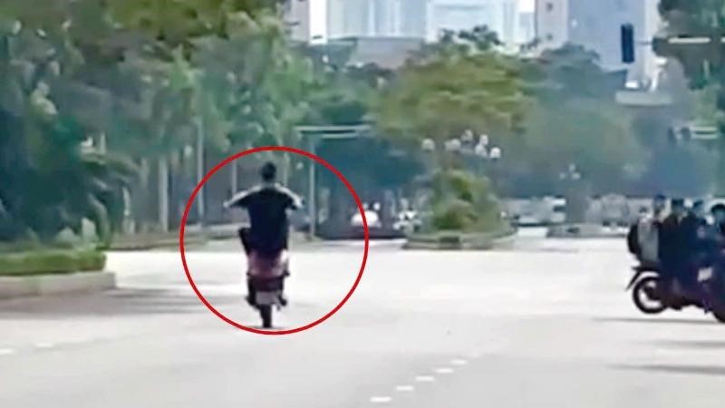 Hà Nội: Thiếu niên điều khiển xe máy bốc đầu, cha nộp phạt 9 triệu đồng