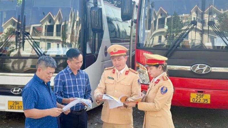 Hà Nội: Tuyên truyền, ký cam kết bảo đảm an toàn giao thông đối với doanh nghiệp vận tải hành khách