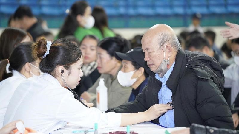 Hơn 1.000 người dân được khám sức khỏe, sàng lọc ung thư tiêu hóa 