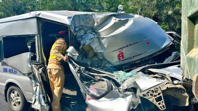 Hà Nội: Kịp thời giải cứu hành khách bị mắc kẹt trên cabin xe sau tai nạn giao thông