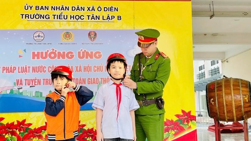 Công an xã Ô Diên tuyên truyền Luật Trật tự an toàn giao thông đường bộ cho học sinh