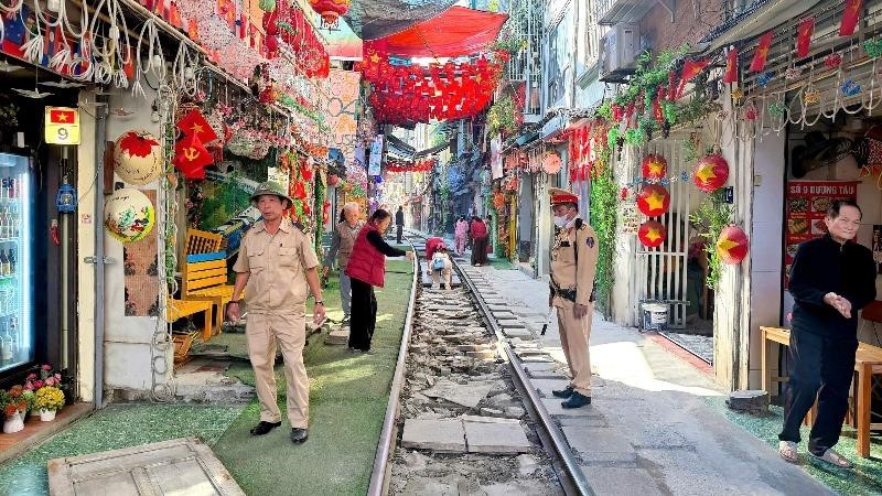 Hà Nội: Quyết liệt xử lý vi phạm lấn chiếm hành lang an toàn đường sắt tại khu vực ngõ đường tàu