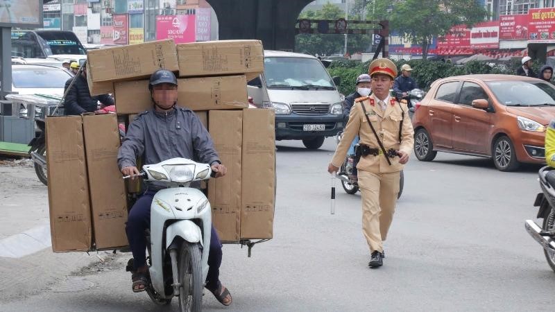 Hà Nội: Xử lý nhiều trường hợp lái xe chở hàng hoá cồng kềnh, gây mất an toàn giao thông