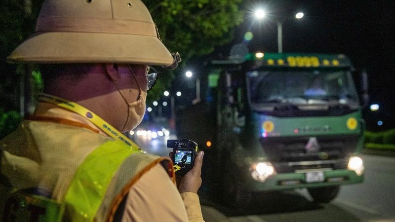 Cảnh sát giao thông Hà Nội xuyên đêm xử lý hàng chục trường hợp vi phạm quá tải