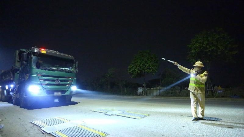 Hà Nội: Xử phạt hơn 1.000 xe tải vi phạm trong hơn 1 tháng