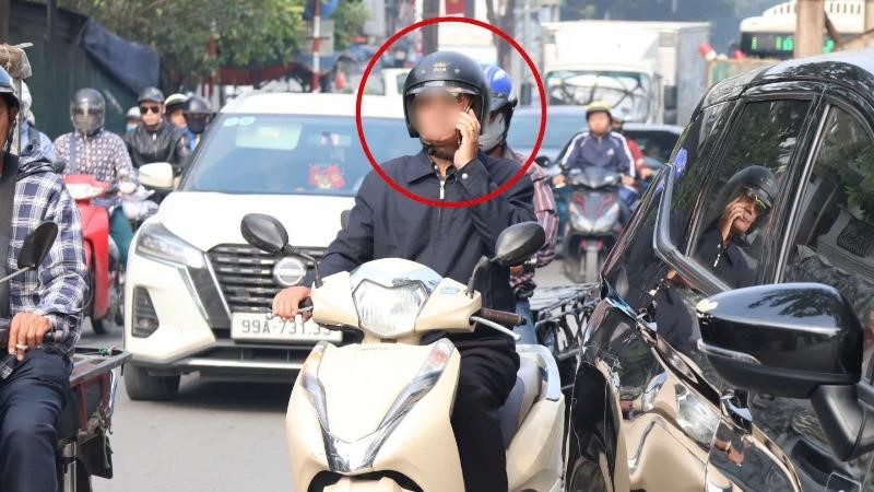 Hà Nội: Xử phạt hàng chục trường hợp che, dán biển số và sử dụng điện thoại khi điều khiển phương tiện