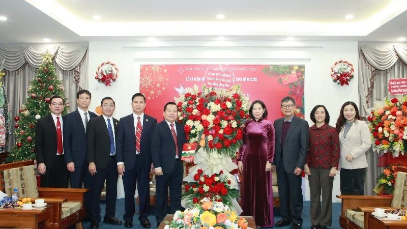 Lãnh đạo Uỷ ban MTTQ thành phố Hà Nội chúc mừng Lễ Giáng sinh và năm mới 2026