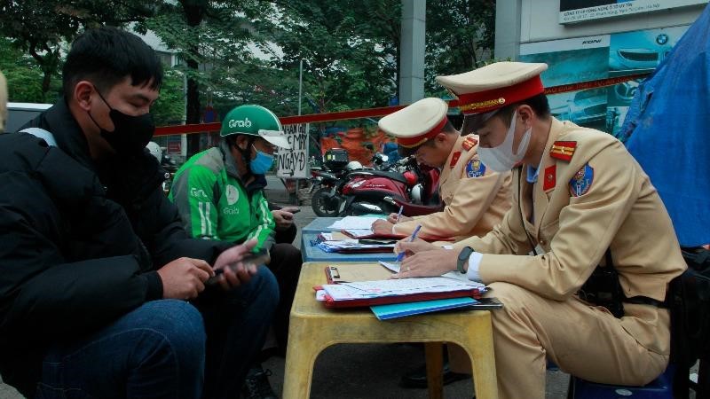 Xử phạt nhiều tài xế che dán biển số để “né” camera AI