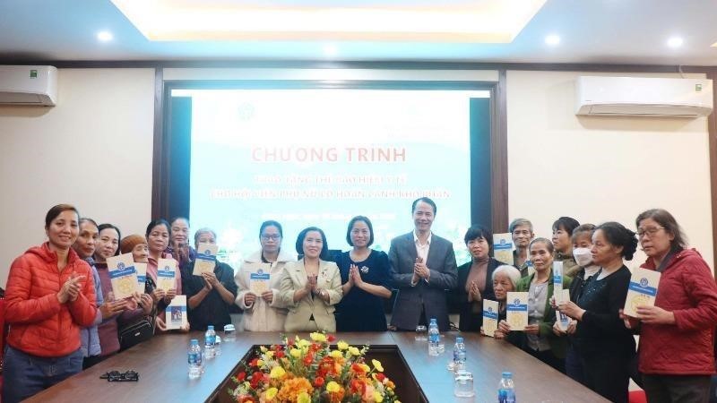 Trao tặng 15 thẻ bảo hiểm y tế cho phụ nữ có hoàn cảnh khó khăn phường Đông Ngạc