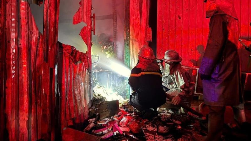 Kịp thời khống chế vụ cháy kho hàng tại Cụm công nghiệp Từ Liêm
