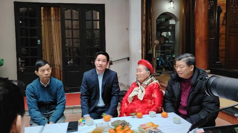 Lãnh đạo phường Thanh Xuân thăm, chúc Tết gia đình Mẹ liệt sĩ 101 tuổi gương mẫu ủng hộ dự án Vành đai 2,5