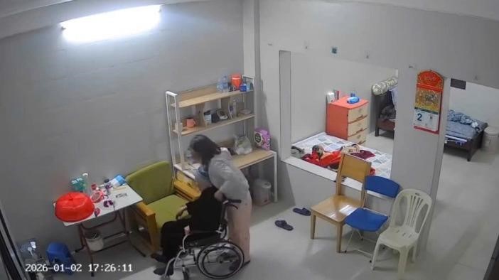 Khởi tố, bắt tạm giam giúp việc bạo hành cụ già 82 tuổi ở phường Hai Bà Trưng