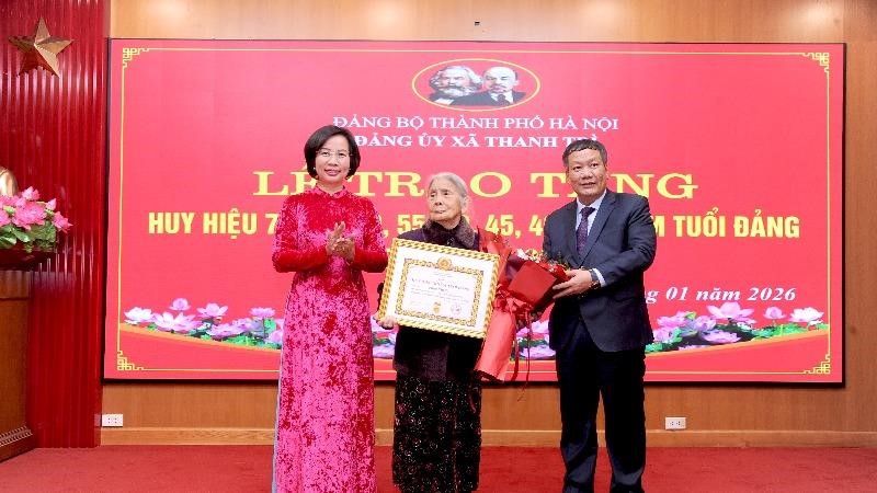 Đảng ủy xã Thanh Trì trao Huy hiệu Đảng cho các đảng viên lão thành