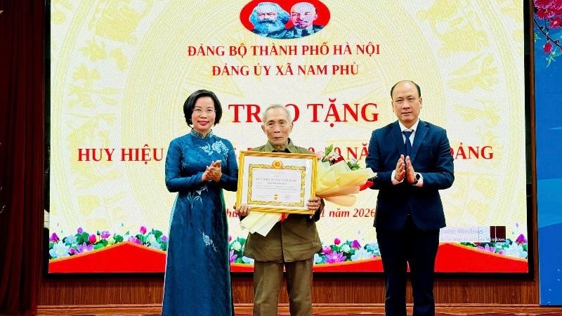 Đảng ủy xã Nam Phù trao tặng Huy hiệu Đảng cho 44 đảng viên