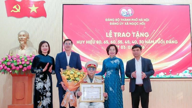 Xã Ngọc Hồi trao tặng Huy hiệu Đảng cho 32 đảng viên, ra mắt “bản tin thông tin nội bộ xã Ngọc Hồi”