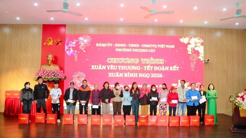 Phường Thượng Cát trao 150 suất quà Tết cho các gia đình chính sách, hộ khó khăn dịp Xuân Bính Ngọ 2026