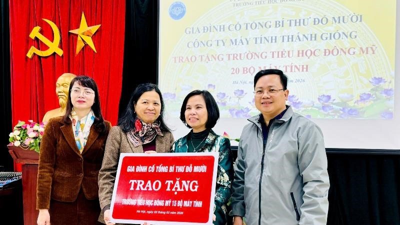 Gia đình cố Tổng Bí thư Đỗ Mười trao tặng 20 bộ máy tính cho Trường Tiểu học Đông Mỹ