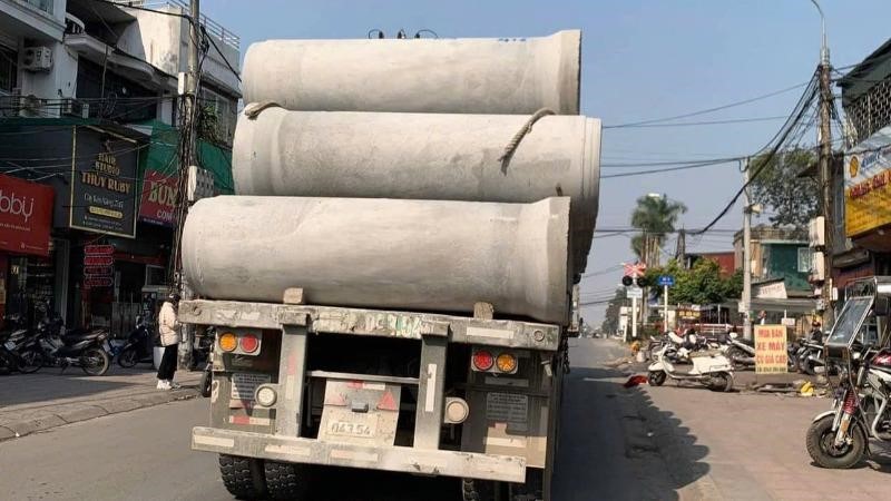 Hà Nội: Xử phạt tài xế xe đầu kéo chở ống cống không bảo đảm an toàn
