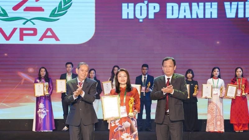 Nữ giám đốc ươm mầm văn hóa phụ nữ trong đấu giá trực tuyến