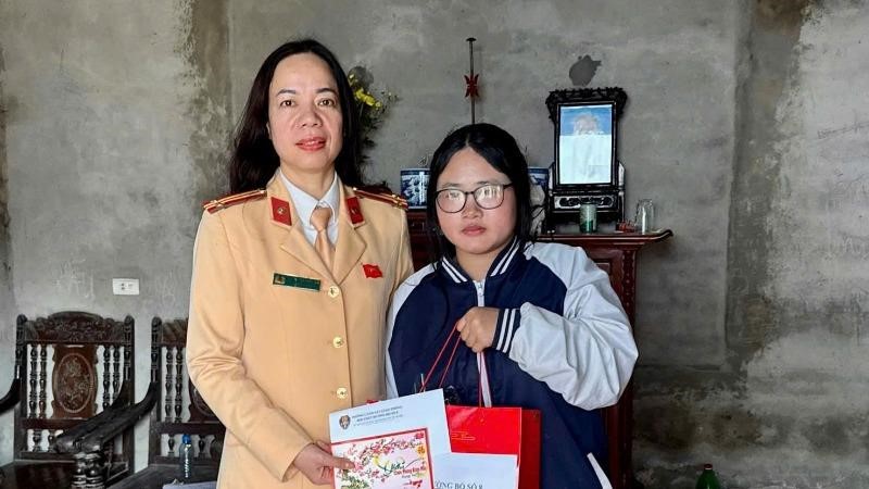 Cảnh sát giao thông Hà Nội lan tỏa Tết yêu thương đến những gia đình có hoàn cảnh khó khăn