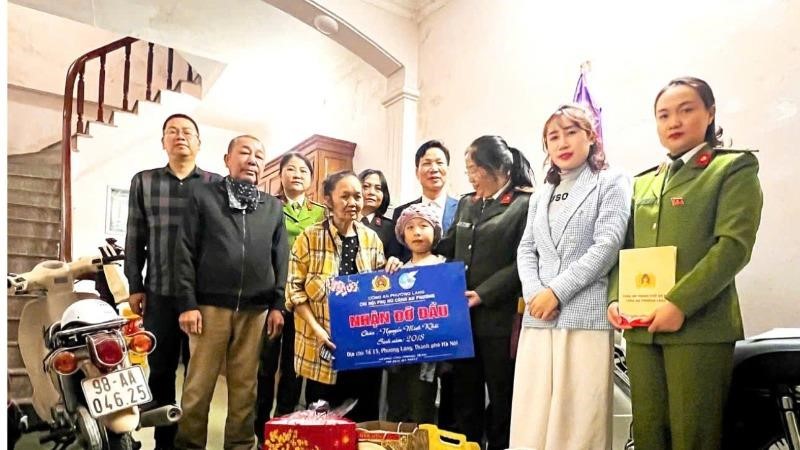 Chi hội Phụ nữ Công an phường Láng nhận đỡ đầu trẻ mồ côi có hoàn cảnh đặc biệt khó khăn