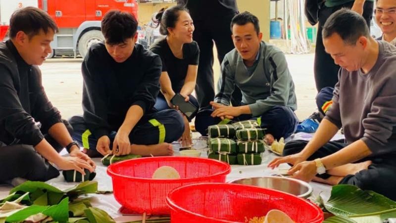 Cảnh sát chữa cháy Hà Nội “trổ tài” gói bánh chưng đón Tết