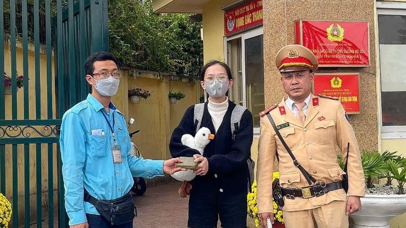 Cảnh sát giao thông Hà Nội hỗ trợ nữ hành khách tìm thấy tài sản để quên trên xe buýt 