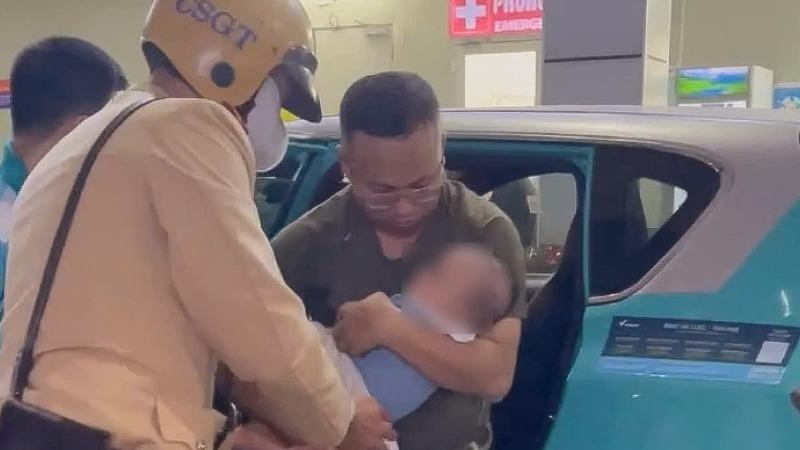 Hà Nội: Cảnh sát giao thông kịp thời dẫn đường, hỗ trợ đưa cháu nhỏ đến bệnh viện cấp cứu