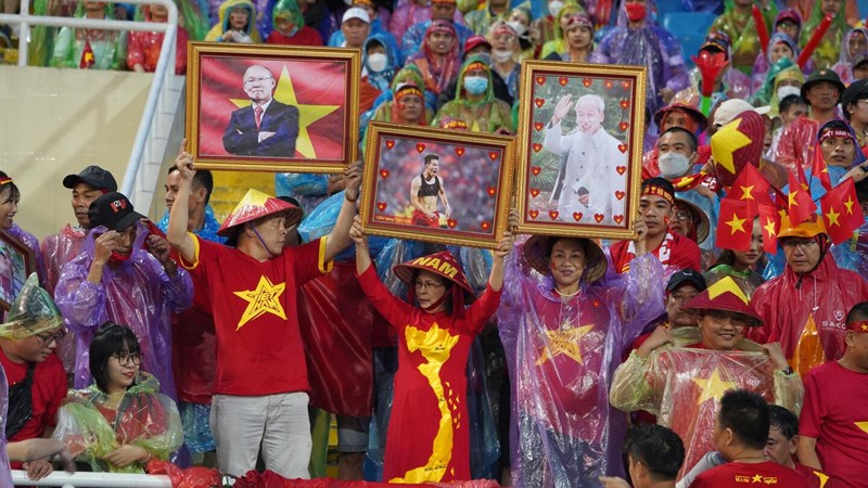 Cổ động viên Việt Nam “cháy” hết mình trong trận Chung kết bóng đá nam