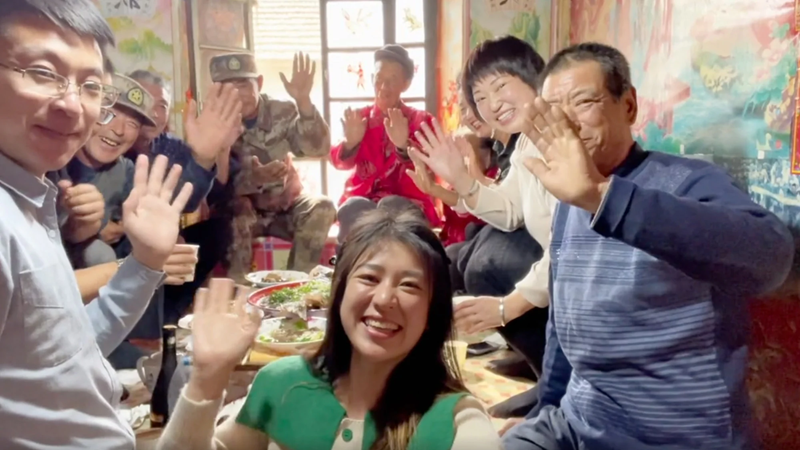 Cô gái hỗ trợ thăm hỏi bố mẹ của những người con làm ăn xa nhà