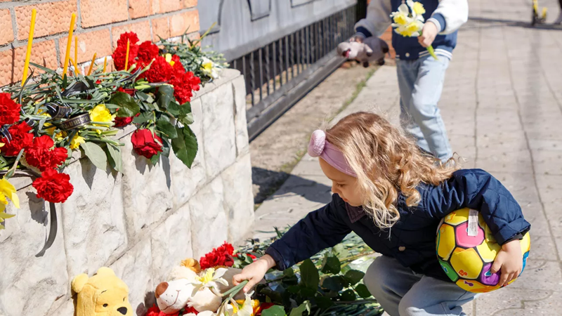  Người dân mang hoa tưởng niệm đến Đại sứ quán Nga ở các nước
