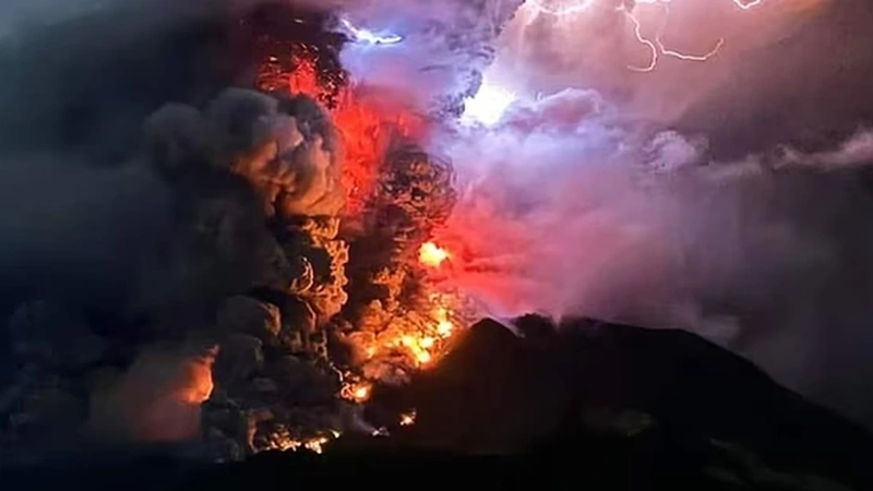 Núi lửa phun trào ở Indonesia có thể gây sóng thần cao tới 25m