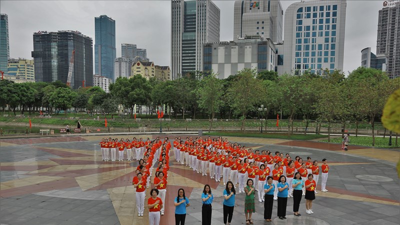 Phụ nữ Cầu Giấy rực rỡ sắc màu đồng diễn dân vũ mừng Chiến thắng Điện Biên Phủ