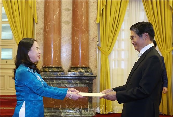 Quyền Chủ tịch nước tiếp Đại sứ Nhật Bản trình Quốc thư