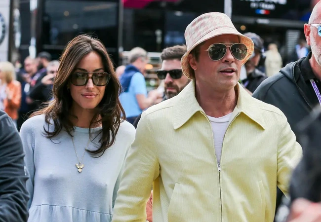 Tài tử Brad Pitt hạnh phúc bên bạn gái mới