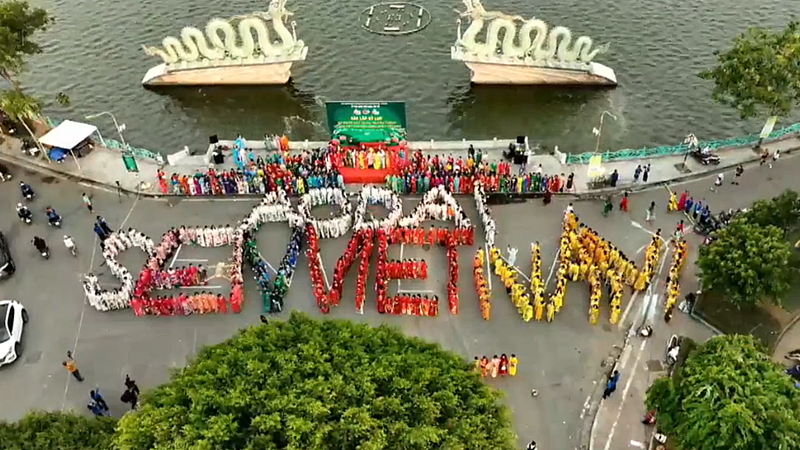 Sự kiện xác lập kỷ lục số người mặc áo dài họa tiết hoa sen nhiều nhất tại Việt Nam