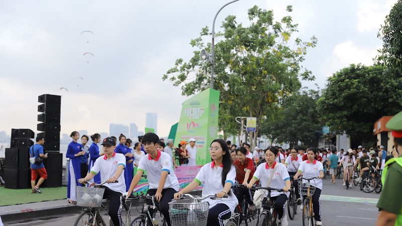 Sôi động Ngày hội đạp xe hành trình xanh “Sắc Sen Tây Hồ“