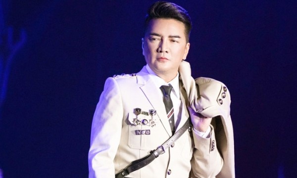 Xử phạt vụ Đàm Vĩnh Hưng đeo huy hiệu lạ 