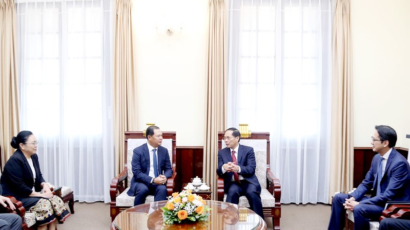 Quan hệ hữu nghị Việt Nam-Lào tiếp tục phát triển mạnh mẽ