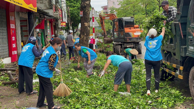 Đan Phượng: Phụ nữ 16 xã, thị trấn đồng loạt ra quân thực hiện công tác vệ sinh môi trường sau bão số 3