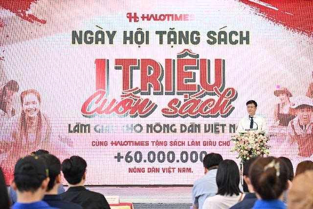 Trao tặng một triệu cuốn sách làm giàu cho nông dân Việt Nam