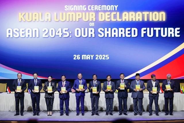 Thủ tướng Chính phủ Phạm Minh Chính cùng các nhà lãnh đạo ký Tuyên bố "ASEAN 2045: Tương lai chung của chúng ta"