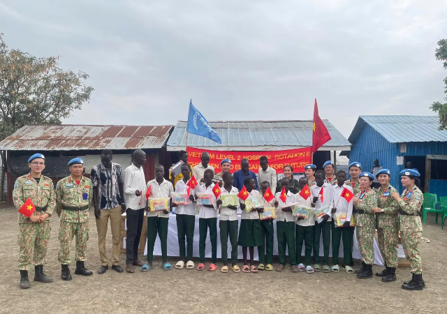 Chiến sĩ mũ nồi xanh Việt Nam mang Tết Thiếu nhi đến trẻ em Nam Sudan
