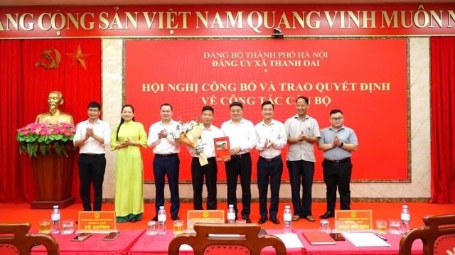 Đảng ủy xã Thanh Oai công bố và trao các quyết định về công tác cán bộ