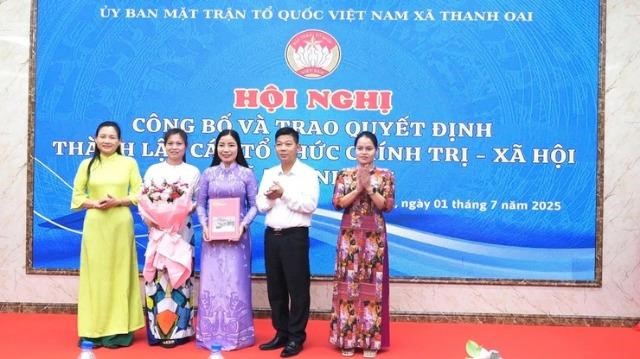 UBMTTQ Việt Nam xã Thanh Oai: Công bố và trao Quyết định thành lập các tổ chức chính trị - xã hội