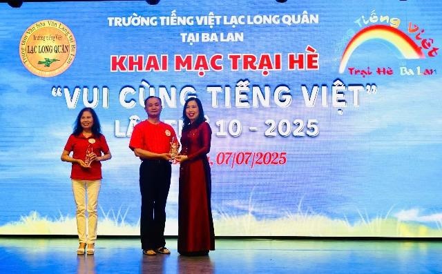 Thứ trưởng Bộ Ngoại giao Lê Thị Thu Hằng thăm cộng đồng người Việt tại Ba Lan