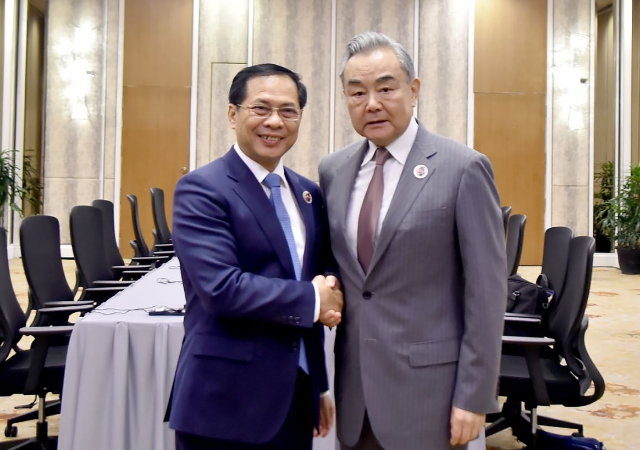 Bộ trưởng Ngoại giao Trung Quốc chúc mừng Việt Nam triển khai thành công cuộc cách mạng tinh gọn bộ máy